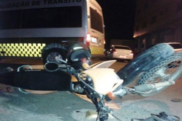 Táxi avança preferencial e causa grave acidente envolvendo motociclista