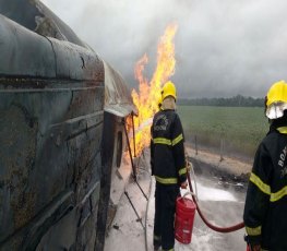 Caminhão tanque explode na BR próximo a Porto Velho e motorista é carbonizado - VÍDEO