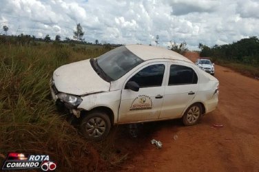 Carro oficial capota na BR-429