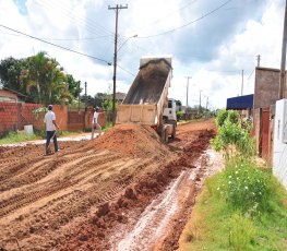 Prefeita e secretário de Obras vistoriam trabalhos no bairro Embratel