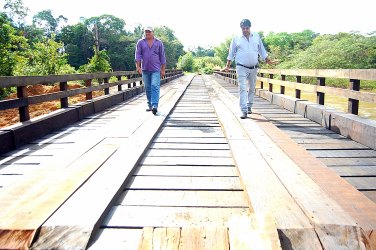 Ponte em bate-estaca garante escoamento e transporte