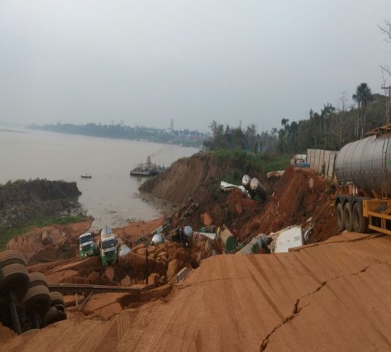 TRAGÉDIA - Barranco cede e afunda mais de 10 carretas