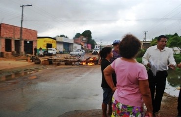 PROTESTO – Moradores do bairro Embratel bloqueiam rua e exigem melhorias básicas – FOTOS e VÍDEO