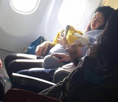 Bebê nascido em avião ganha passagens aéreas pelo resto da vida
