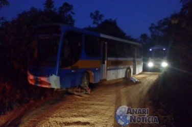 Motociclista tem a cabeça esmagada por ônibus escolar 