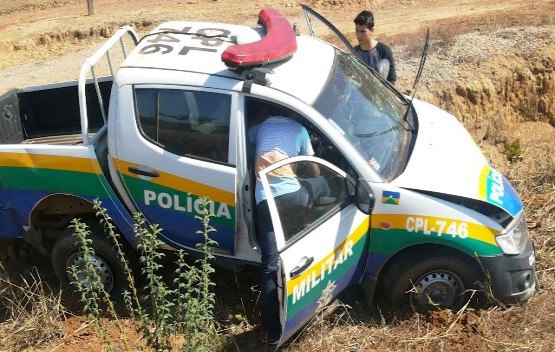 Acidente envolvendo viatura da PM e caminhão deixa policiais feridos
