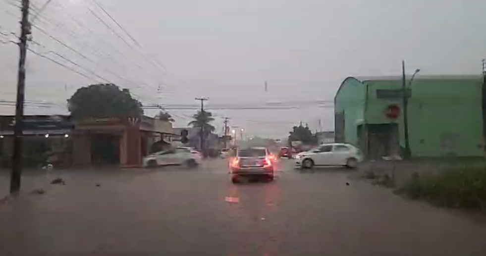 ASSISTA: Confira como ficou ruas de Porto Velho durante forte chuva desta segunda (31) 