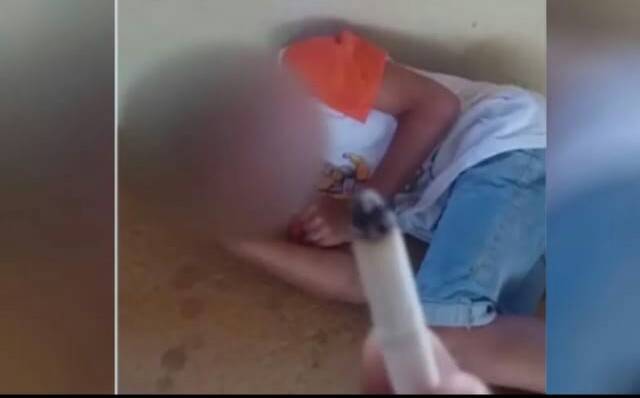 VIOLÊNCIA: Polícia investiga vídeos de adolescentes agredindo e queimando crianças com cigarro