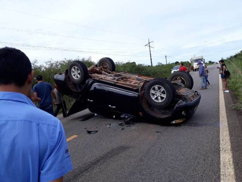 BR-435: Motorista perde o controle, carro capota e rodovia fica interditada