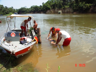 Bombeiros localizam corpo de adolescente no balneário Ilha Verde no Candeias - foto