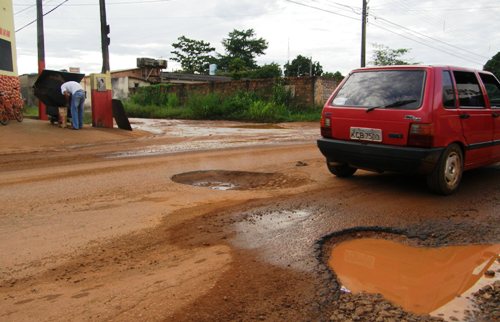 Cratera na avenida Rio Madeira coloca em risco pedestres e ciclistas