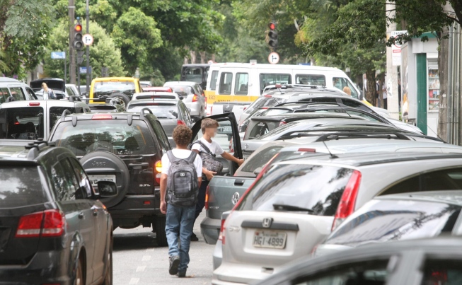 JÁ ESTÁ EM VIGOR: Câmara de Vereadores aprova Lei que autoriza fila dupla na porta de escolas