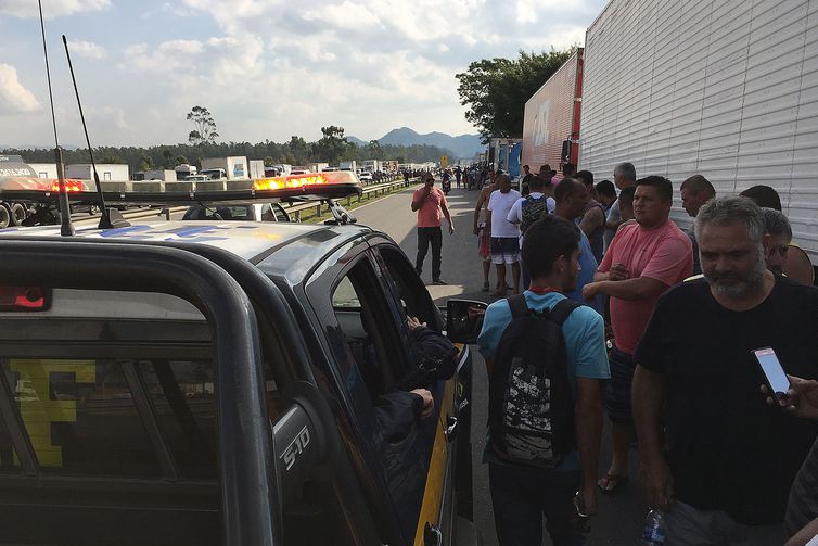 ECONOMIA: Mesmo com acordo, caminhoneiros mantêm protestos nas rodovias federais