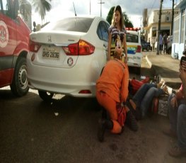 NO CENTRO - Mulher sofre ferimentos após colisão com carro 