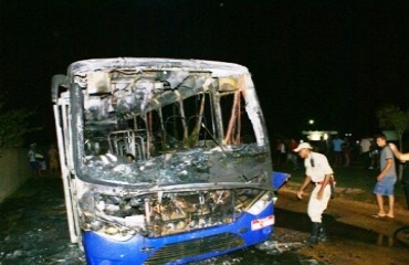 TERROR - Outro ônibus de linha é incendiado na capital e motorista é gravemente ferido