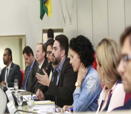 Parlamentares debatem alterações na administração com socieducadores