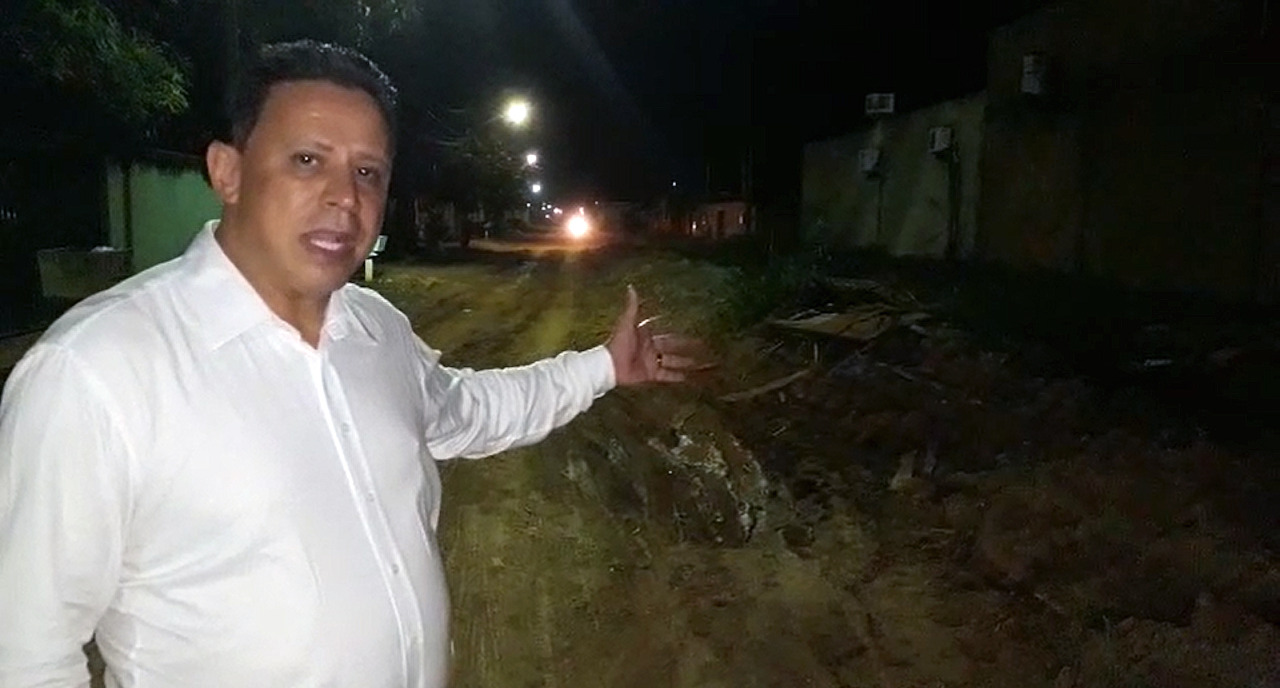 EM PLENO DOMINGO : Edesio Fernandes fiscaliza ruas do bairro Três Marias