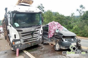 Batida de frente com caminhão deixa uma vítima fatal