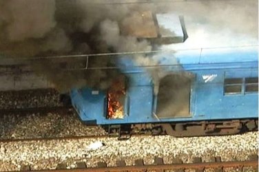 Após pane, passageiros ateiam fogo em trem no Subúrbio do Rio