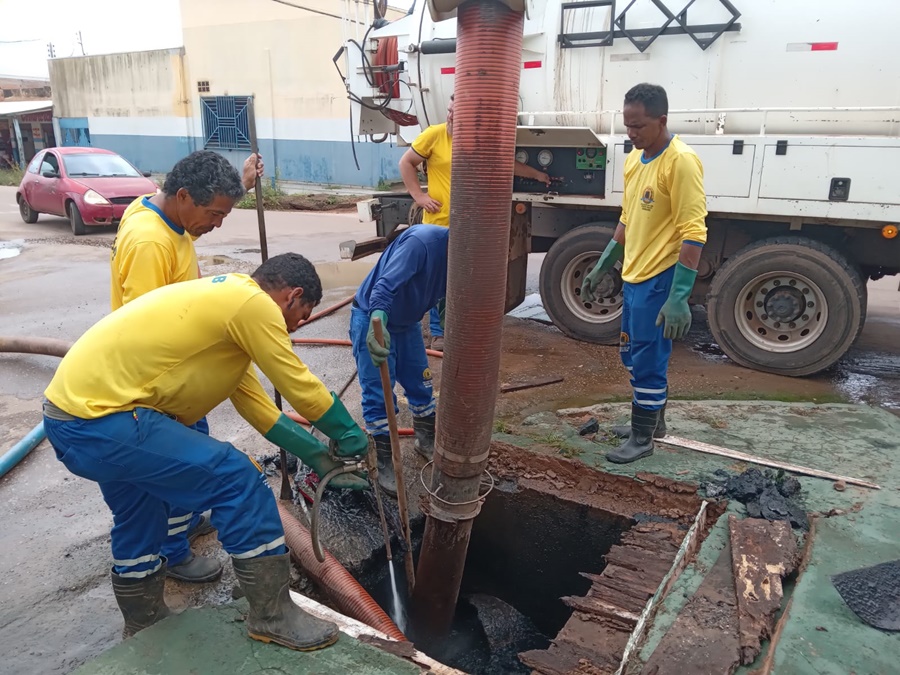 LIMPEZA: Semusb desobstrui bueiro na zona sul a pedido do vereador Edimilson Dourado