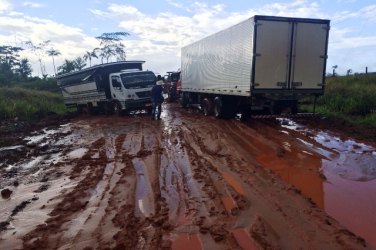 ACREAOVIVO - Caminhões atolam na BR 364 - VÍDEO