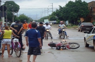 CENA DA CIDADE – Acidente envolvendo motocicleta e automóvel deixa trânsito lento em avenida movimentada da capital – Vídeo e fotos