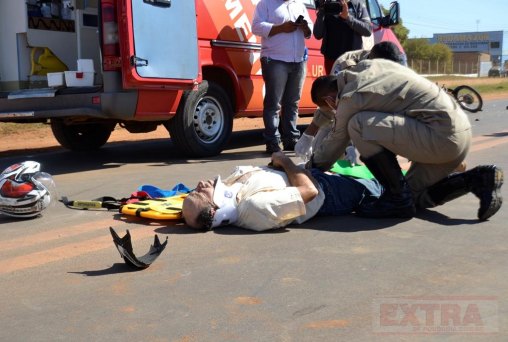 Motoqueiro quebra perna em colisão com carro na BR