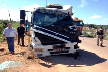 Choque entre carretas na BR 364 deixa motorista seriamente ferido