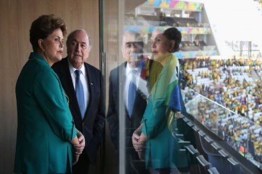 Em evento, Dilma contraria Fifa e diz não saber sobre entrega de taça na final na Copa