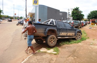 CENA DA CIDADE - Carro fica preso em bueiro aberto no centro da cidade - Fotos 