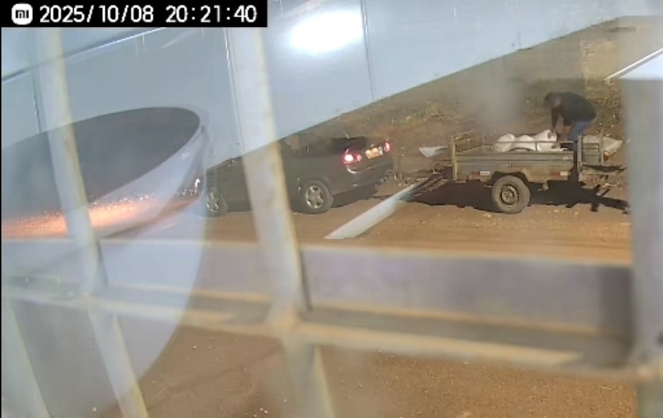 IRREGULAR: Homens são flagrados descartando lixo em bairro de Porto Velho