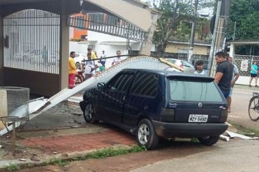 ACREAOVIVO - Carro descontrolado invade casa de ex-deputado