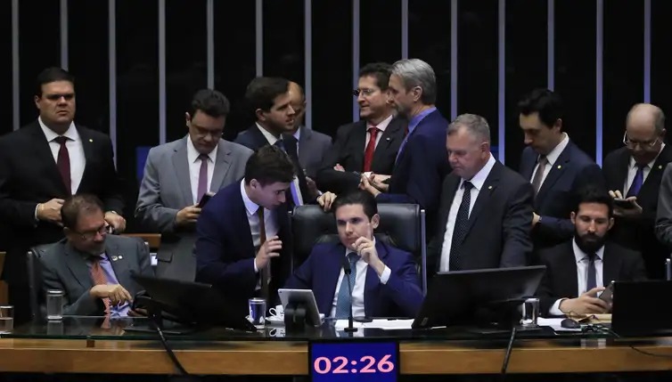 EFEITO IMEDIATO: PEC da Blindagem paralisa 36 inquéritos contra 108 parlamentares 