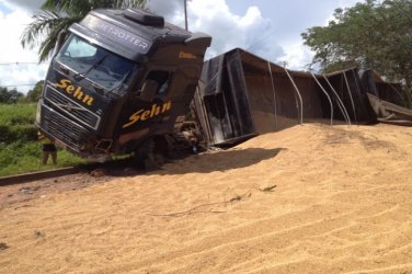 Carreta cai em ribanceira e espalha soja na rodovia