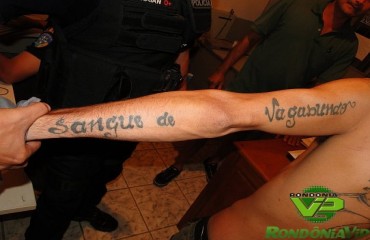 MONTE NEGRO – Polícia prende assaltante com tatuagem escrita “Sangue de vagabundo”