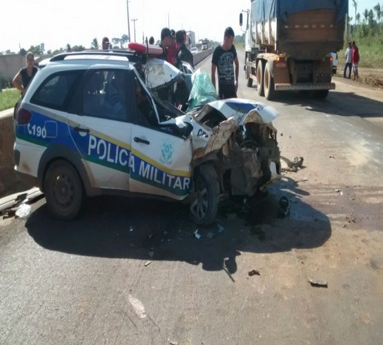 Viatura da Polícia Militar se envolve em acidente na BR-364