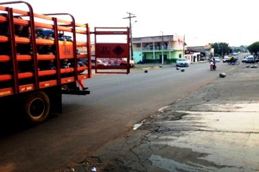 CENA DA CIDADE – Botijas de gás caem de caminhão em rua da capital