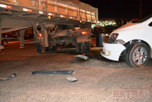 Carro fica com frente destruída após bater em carreta