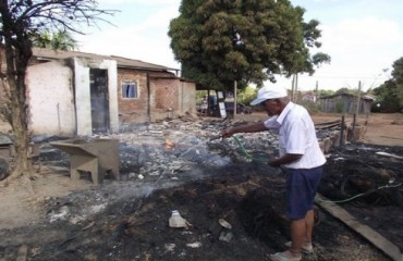 ROLIM DE MOURA – Casa é totalmente destruída após incêndio – Fotos 