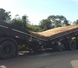 Caminhão se parte ao meio após cair em cratera na BR-364