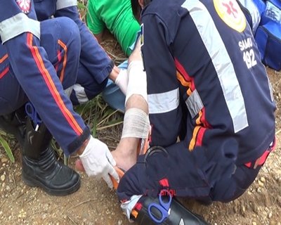 Motociclista sofre possível fratura após queda 