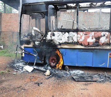 NOVA BRAZILÂNDIA - Ônibus é incendiado em frente a oficina