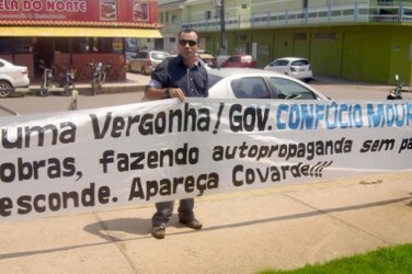 Empresário faz protesto em frente à Seduc por falta de pagamento