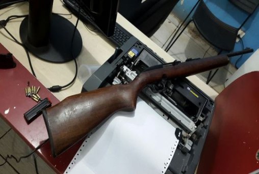 PM prende suspeito armado com rifle municiado