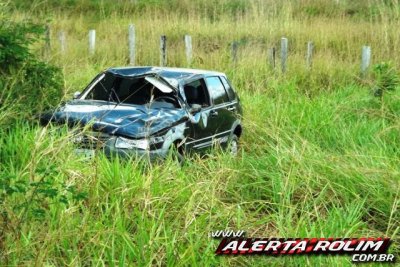 ROLIM DE MOURA – Motorista perde o controle e capota veículo na RO-383