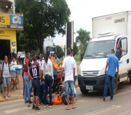 Motoboy é colidido por caminhão e tem suspeita de fratura na perna