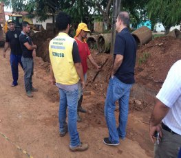 Alan Queiroz fiscaliza obras no bairro Aponiã