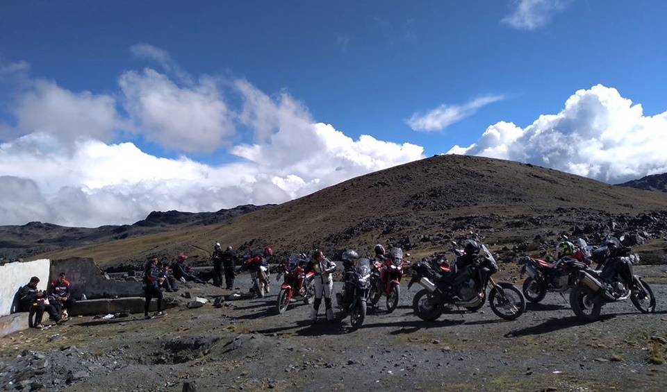 CENÁRIO DIFERENTE: Motociclistas da expedição RedRider enfrentam neve