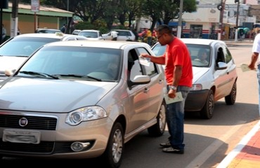 Secretaria realiza “pit stop” e alerta população sobre lixo jogado nas ruas da capital