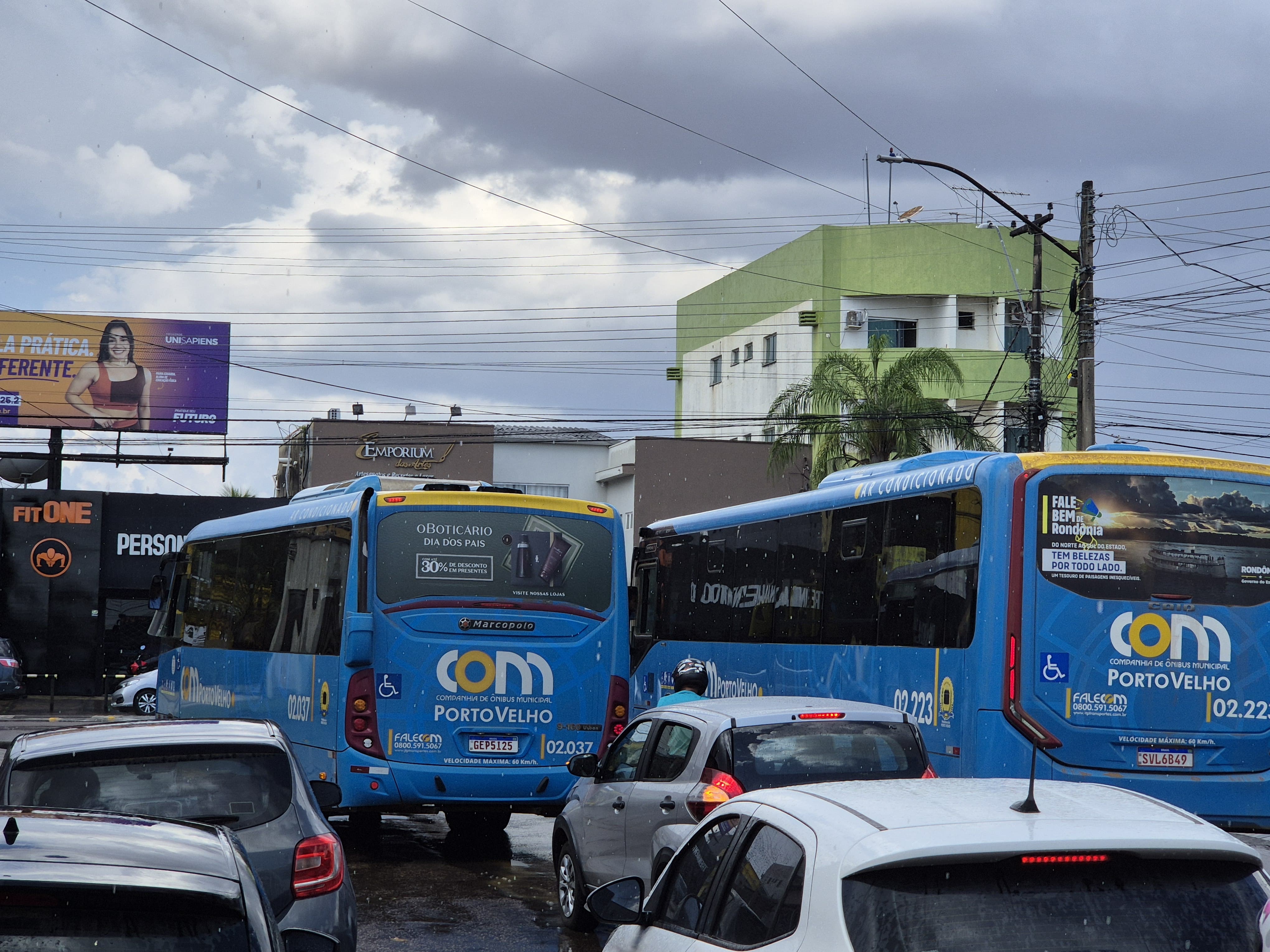 NA CAPITAL: Fio elétrico cai e causa congestionamento no bairro Embratel 